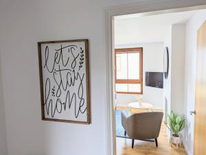 un soggiorno con sedia e una foto appesa al muro di Brooklands Central Apartment a Newcastle