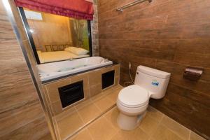 ein Badezimmer mit einem WC, einem Waschbecken und einer Badewanne in der Unterkunft Thongtara House Boutique Srinakarin in Bangkok