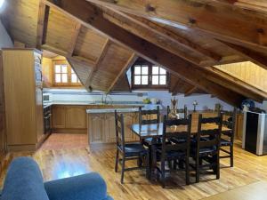 a kitchen and dining room with a table and chairs at Casa Conchita de Benasque in Benasque