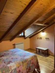 a bedroom with a bed and a table in a attic at Casa Conchita de Benasque in Benasque