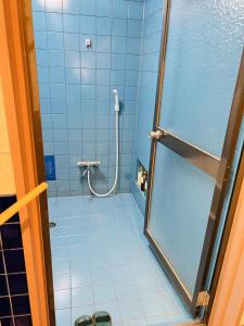 高松市にある福宿 Fukuinn 102号室のガラスドア付きのシャワー付きのバスルーム