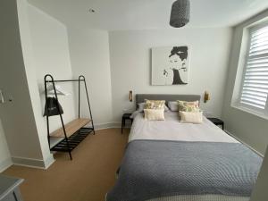 - une chambre avec un grand lit dans l'établissement May Road, stylish townhouse, à Twickenham
