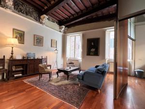 een woonkamer met een bank en een tafel bij Guest House Bandini: eleganza nel cuore di Siena in Siena