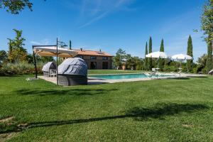 un patio trasero con piscina y una casa en Villa Benedetto, en Strada