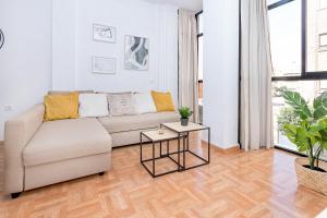A seating area at Victoria City Center Apartment