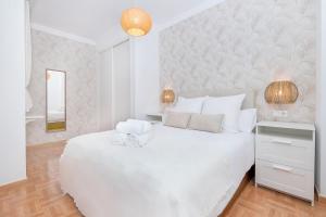 A bed or beds in a room at Victoria City Center Apartment Még 6 kép