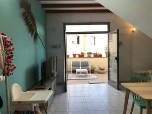 salon z drzwiami wychodzącymi na patio w obiekcie Casa Gino w mieście Cotillo