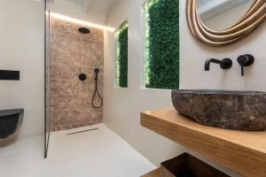 Koupelna v ubytování Voyaz Boutique Apartments & Suites -Old Town + 41 fotografií