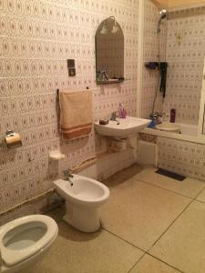 Room in Guest room - Property located in a quiet area close to the train station and town في الدار البيضاء: حمام مع مرحاض ومغسلة