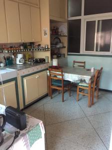 una cocina con mesa y sillas. en Room in Guest room - Property located in a quiet area close to the train station and town en Casablanca