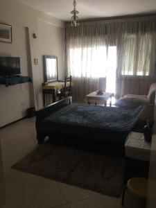 Katil atau katil-katil dalam bilik di Property located in a quiet area close to the train station and town