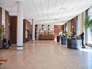 ヨンショーピングにあるQuality Hotel Matchの机上のロビー