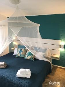 Ένα ή περισσότερα κρεβάτια σε δωμάτιο στο Tiki Apartment Audrey