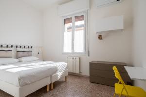 ボローニャにあるBella Bologna by Wonderful Italyの白いベッドルーム(ベッド1台、黄色い椅子付)