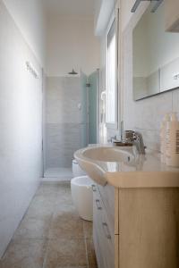 波隆那的住宿－Bella Bologna by Wonderful Italy，白色的浴室设有水槽和卫生间。