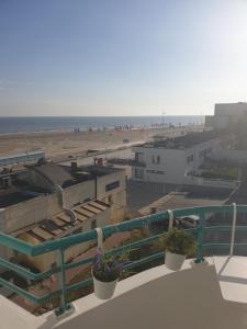 - une vue sur la plage depuis le balcon d'un bâtiment dans l'établissement studio Vue mer au cœur de malo les bains pieds dans l eau, à Dunkerque