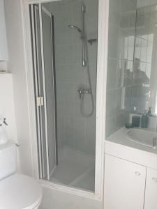 Kúpeľňa v ubytovaní studio Vue mer au cœur de malo les bains pieds dans l eau