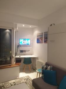 Televízia a/alebo spoločenská miestnosť v ubytovaní studio Vue mer au cœur de malo les bains pieds dans l eau