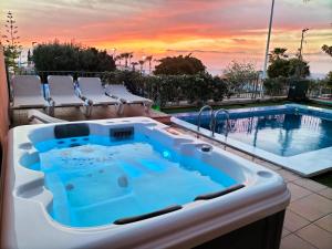 Basen w obiekcie Maravillosa Villa de Lujo con Piscina Privada lub w pobliżu