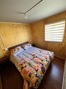 1 dormitorio con 1 cama en una habitación con ventana en Cabaña Puerto Sánchez RYS Patagonia A, 