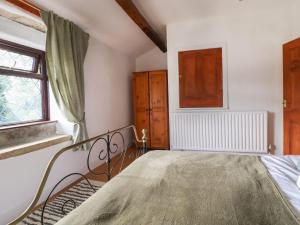 um quarto com uma cama e uma janela em 8 Lune Street em Keighley