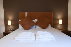 Una cama o camas en una habitación de The Spires Serviced Apartments Aberdeen