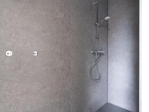 ネスにあるApartment in Nes near Vlijen Recreation Areaのガラスドア付きのシャワー付きのバスルーム +32枚の写真