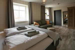 1 dormitorio con 2 camas y sala de estar en Himmelreich Braunfels en Braunfels