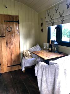 Cette chambre dispose d'une table avec un chapeau. dans l'établissement Roosters Retreat, à Launceston