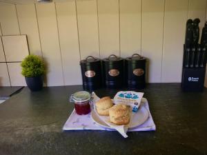 ein Teller mit Keksen und Marmelade auf dem Tisch in der Unterkunft Roosters Retreat in Launceston