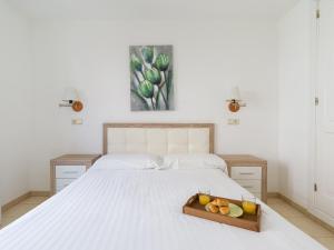 een bed met een houten fruitschaal erop bij Marina nº 289 in Puerto de Mogán