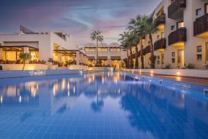 - Vistas a la piscina de un hotel en Giannoulis - Santa Marina Plaza (Adults Only) en Agia Marina Nea Kydonias