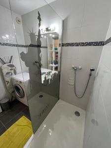 ein Bad mit einer Dusche und einem Waschbecken in der Unterkunft Studio Aphyllante, Carnon plage, 3 étoiles in Carnon-Plage