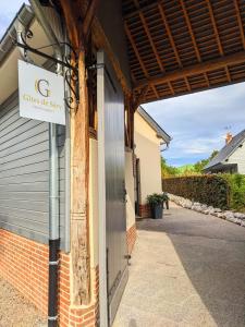 una señal en el lateral de un edificio con un garaje fuera de la tienda en "Chez Michel " Les Gîtes de Séry, en Bouillancourt-en-Séry