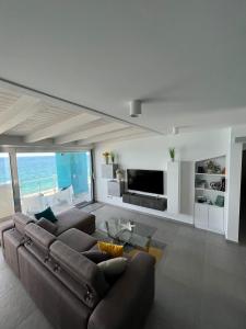 Televízia a/alebo spoločenská miestnosť v ubytovaní "I MORI LUXORY APARTMENTS" - Attico mansardato con incantevole vista mare