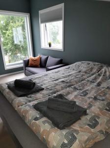 Postel nebo postele na pokoji v ubytování Modern 5 bedroom home, close to everything!