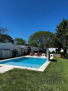 ein Swimmingpool im Hof eines Hauses in der Unterkunft Hermosa quinta para disfrutar del lugar in Laguna Brava
