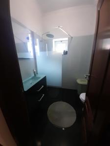 uma pequena casa de banho com WC e lavatório em Recanto da Madeira. em Ribeira Brava