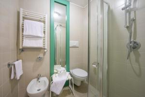 une salle de bains avec douche, toilettes et lavabo dans l'établissement Villaggio Olimpico, à Sestrières