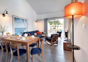 una sala da pranzo e un soggiorno con tavolo e sedie. di Pierre & Vacances Premium Les Villas d'Olonne a Les Sables-dʼOlonne