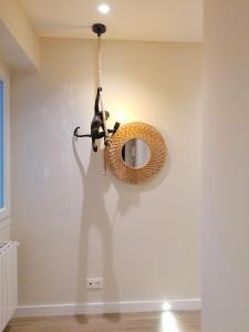 una lámpara de araña colgada en una habitación con espejo en APARTAMENTO CALMA, en Logroño