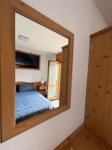 Ένα ή περισσότερα κρεβάτια σε δωμάτιο στο Dolomitihouse LARES