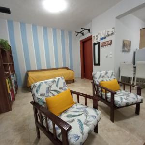 uma sala de estar com duas cadeiras e uma cama em PUZZLE SWEET HOME em Serres