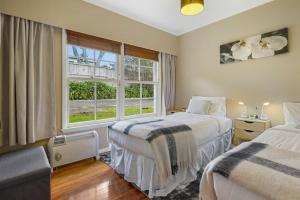 Katil atau katil-katil dalam bilik di Kohi Family Home With Netflix l Gardens View