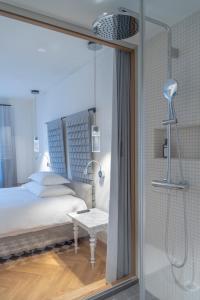 Ein Bett oder Betten in einem Zimmer der Unterkunft CASPAR Swiss Quality Hotel