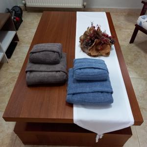 uma mesa de centro com toalhas e toalhas em PUZZLE SWEET HOME em Serres
