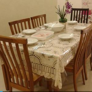 una mesa con platos y cuencos encima en Hani Guest House Big House en Melaka