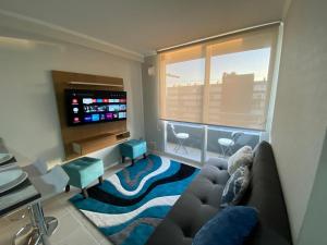 ラ・セレナにあるBellísimo y centrico apartamento en La Serenaのリビングルーム(ソファ、薄型テレビ付)