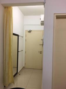 um quarto com uma porta, uma janela e um corredor em Azin Ramli Studio em Seri Kembangan