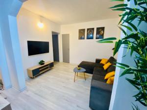 TV a/nebo společenská místnost v ubytování Square Village